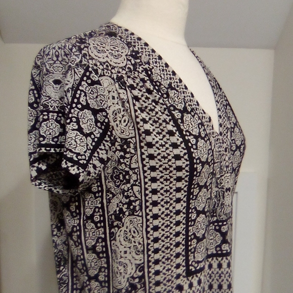 Lucky Brand Short Sleeve Top Split Cure Hem VNeck - Picture 2 of 13